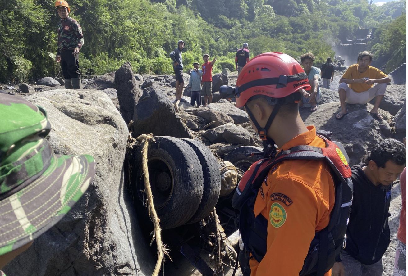 Pencarian Korban Lahar Dingin Merapi di Kali Senowo Terus Berlanjut, SAR Kerahkan Alat Berat